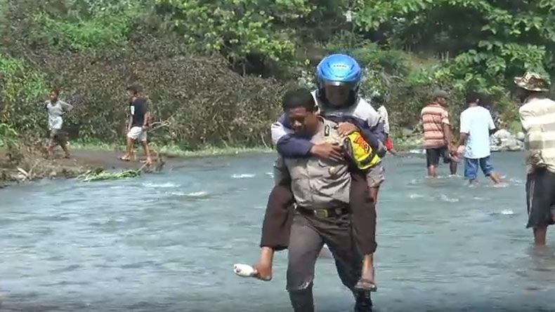 Viral, Aksi Heroik Anggota Polres Sikka Gendong Warga Seberangi Sungai