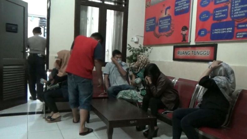 title Mengaku Sudah Nikah Sirri, Pasangan Mesum Diamankan Polisi di Hotel Mengaku Sudah Nikah Sirri, Pasangan Mesum Diamankan Polisi di Hotel
