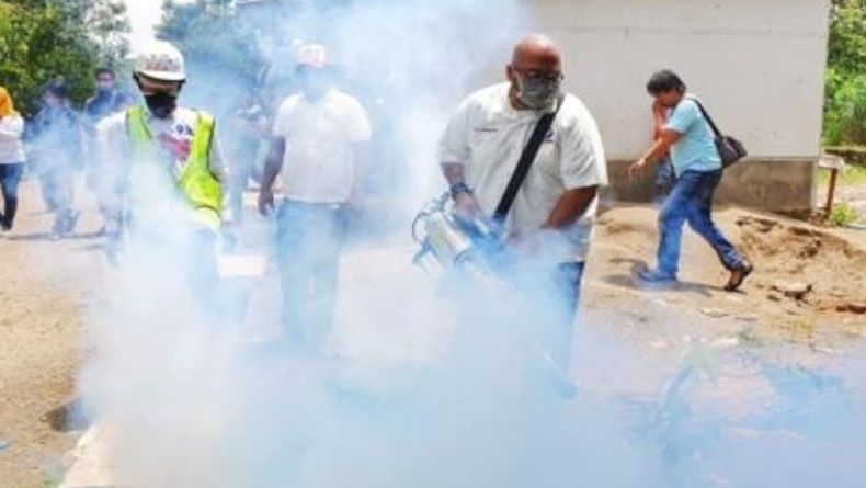 Cegah Penyakit DBD, Caleg Perindo Fogging Kampung Cibogo di Cirebon