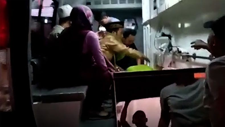 Ustaz Nur Maulana Tak Kuasa Menahan Tangis saat Angkat Jenazah Istri