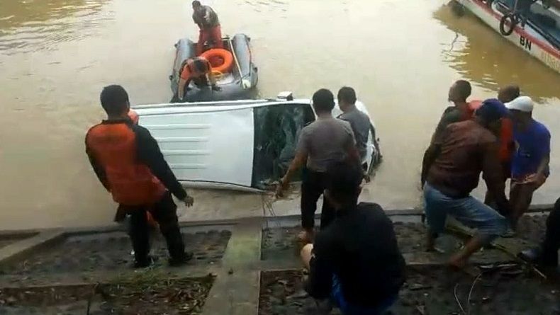Mobil Masuk Sungai di Padang Dievakuasi, Korban Masih Proses Pencarian