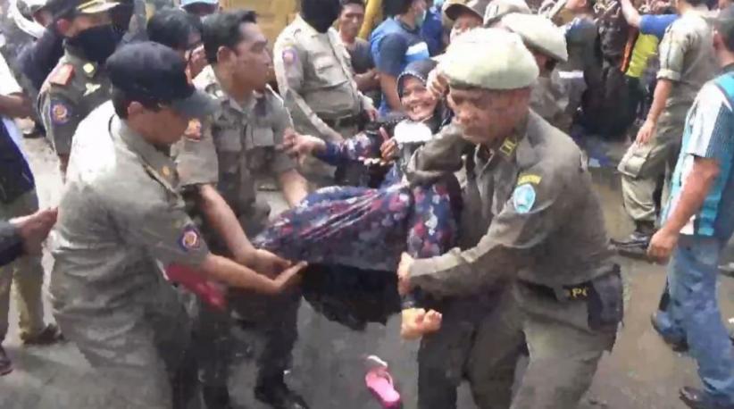 Tolak Digusur, Pedagang Pasar di Ponorogo Bentrok dengan Petugas