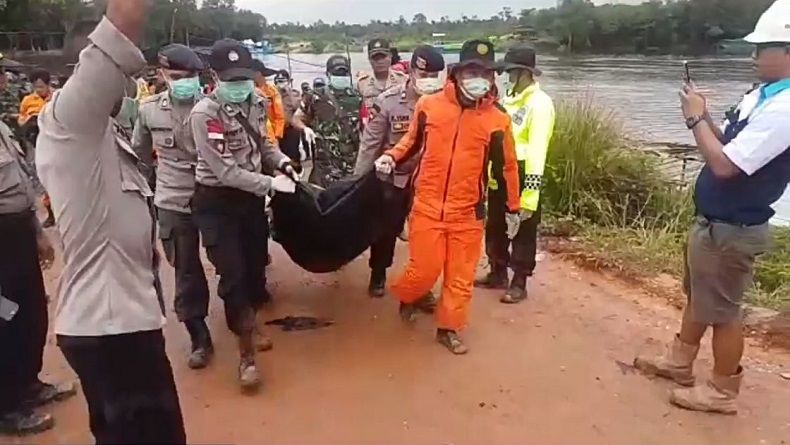 title 3 Korban Kapal Tenggelam di Sungai Kapuas Ditemukan Tewas, 9 Hilang 3 Korban Kapal Tenggelam di Sungai Kapuas Ditemukan Tewas, 9 Hilang