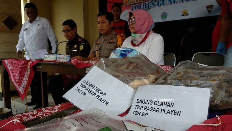 Edarkan Oplosan Daging Babi, 2 Pedagang Diamankan Polisi
