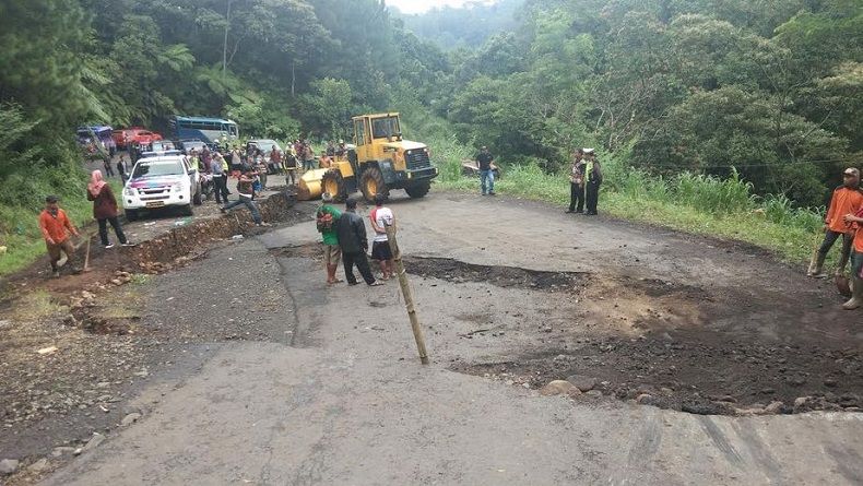 title Jalan Pekalongan-Banjarnegara Ambles 60 Cm, Lalu Lintas Tersendat Jalan Pekalongan-Banjarnegara Ambles 60 Cm, Lalu Lintas Tersendat