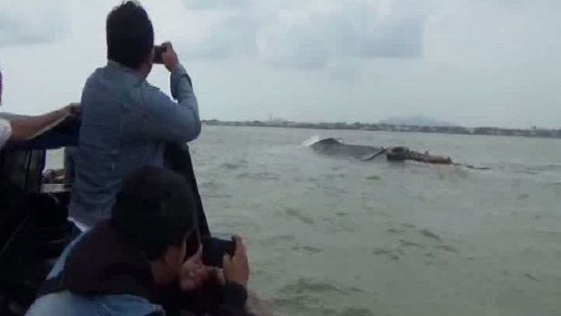 Kapal Pengangkut Minyak Mentah Tenggelam, Perairan Karimun Tercemar