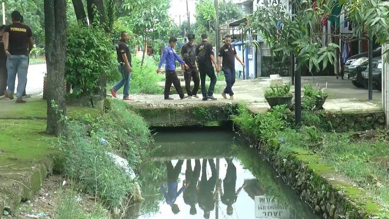 Heroik, Petugas Damkar Selamatkan Bocah Tenggelam di Gorong-Gorong