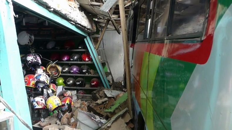 Sopir Mengantuk, Truk Tronton Tabrak Bus dan Toko Helm di Banjarnegara