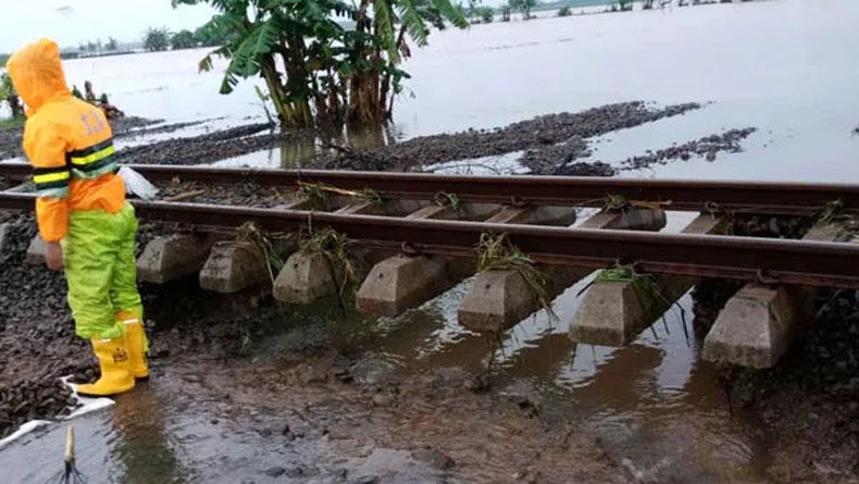 Banjir Parah di Batang, Ini Daftar 11 Perjalanan KA yang Terganggu