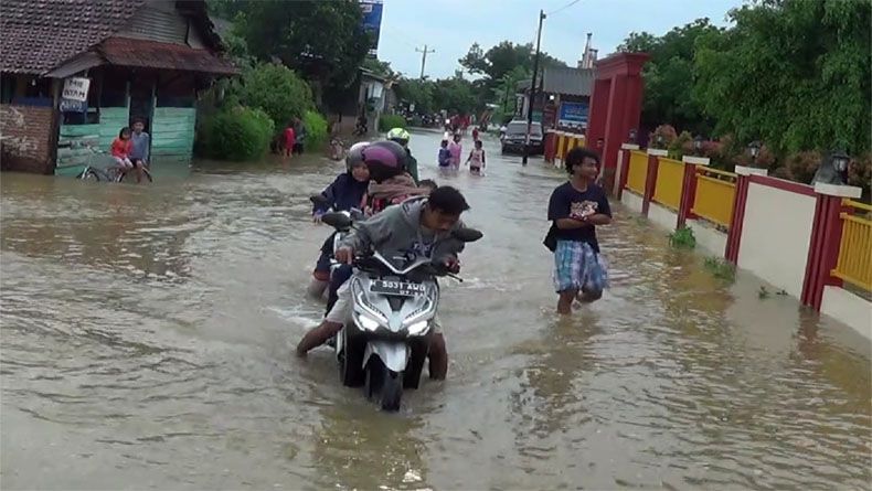 Banjir Kendal Terus Meluas, Arus Lalin di Pantura Pekalongan Tersendat