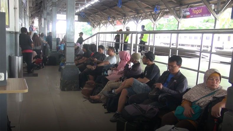 Ratusan Penumpang KA di Stasiun Tegal Terlantar akibat Banjir Batang