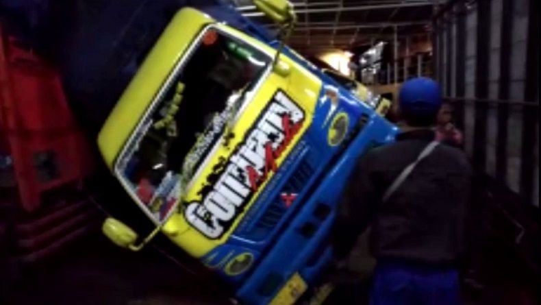 Dihantam Gelombang Tinggi, 2 Truk di Kapal Terbalik dan Timpa 3 Mobil