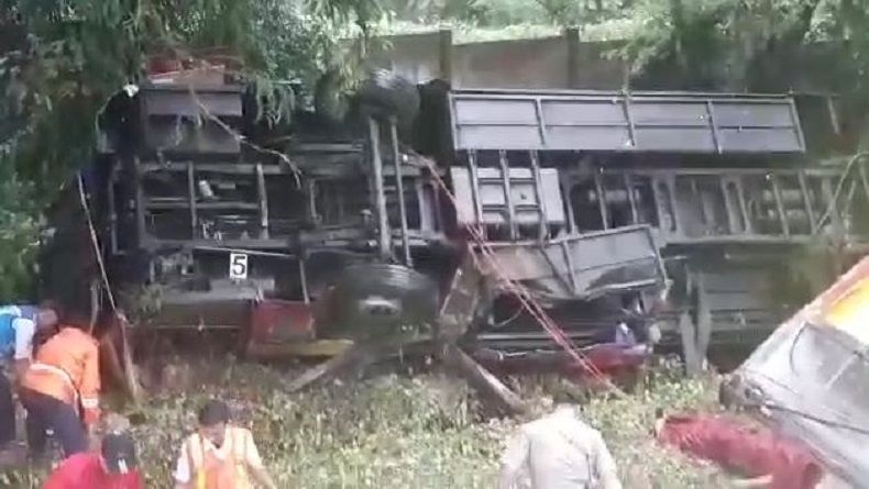 title Kecelakaan Bus di Tol Cipularang, 4 Korban Tewas dan Puluhan Luka-luka Kecelakaan Bus di Tol Cipularang, 4 Korban Tewas dan Puluhan Luka-luka