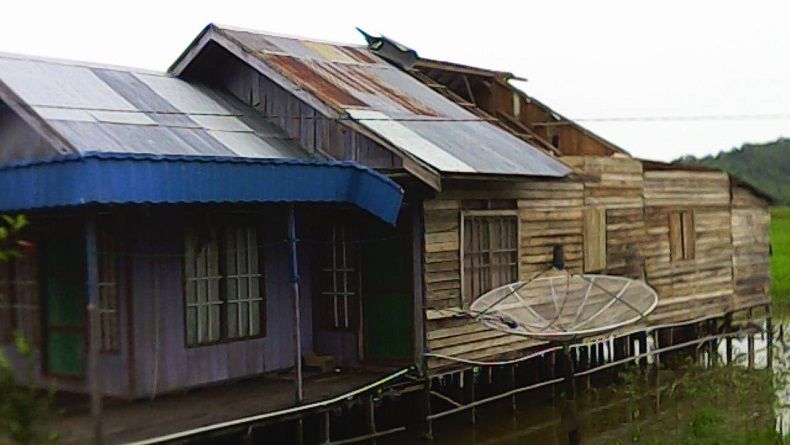title Belasan Rumah Rusak Dihantam Puting Beliung di Tanah Laut Belasan Rumah Rusak Dihantam Puting Beliung di Tanah Laut
