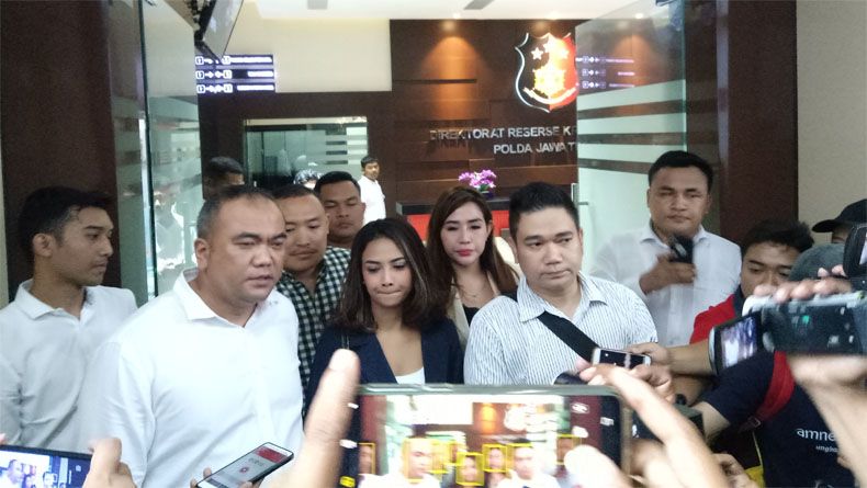 Penuhi Kewajiban Lapor di Polda Jatim, Vanessa Angel Hanya Membisu