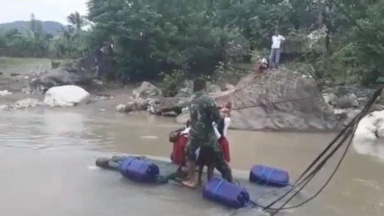 title Bantu Pelajar Menyeberang Sungai, TNI Buat Rakit Bambu Bantu Pelajar Menyeberang Sungai, TNI Buat Rakit Bambu