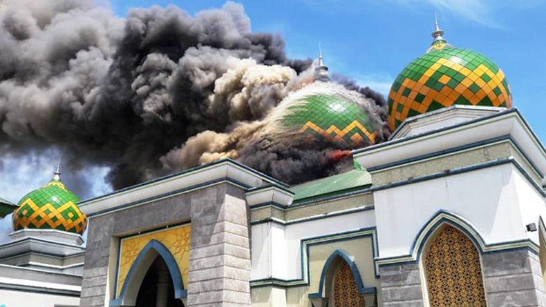 Diduga Akibat Percikan Las, Masjid Agung Belopa Terbakar Selasa Siang