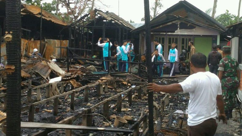 Tumbuhkan Kesetiakawanan, Kodim Ajak Siswa Bersihkan Lokasi Kebakaran