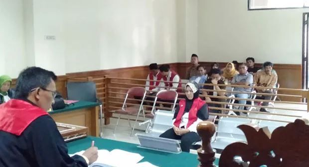title Sidang Penodaan Agama, Ratu Ubur-Ubur Aisah Tusalamah Mengaku Nabi Sidang Penodaan Agama, Ratu Ubur-Ubur Aisah Tusalamah Mengaku Nabi