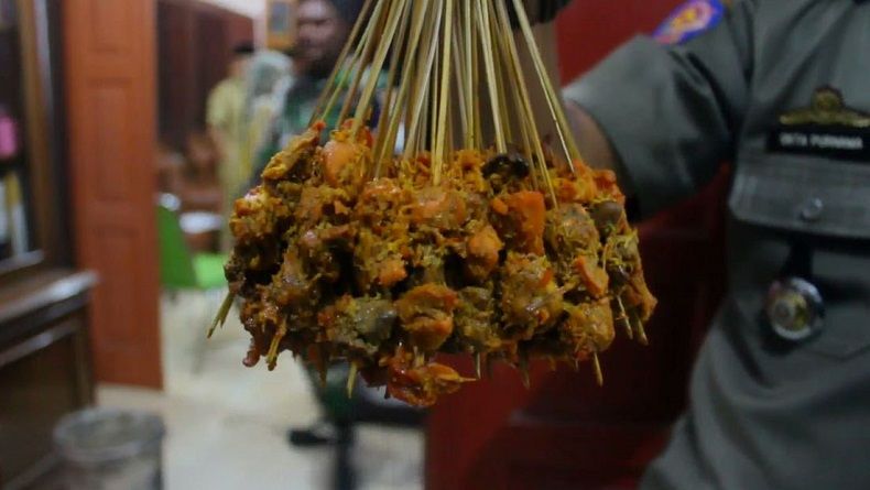 Ibu dan Anak Penyuplai Daging Babi ke Pedagang Sate Padang Ditangkap