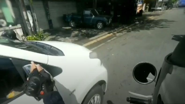Viral Pemotor ABG Ugal-Ugalan Pukuli Spion Mobil di Jalan Denpasar