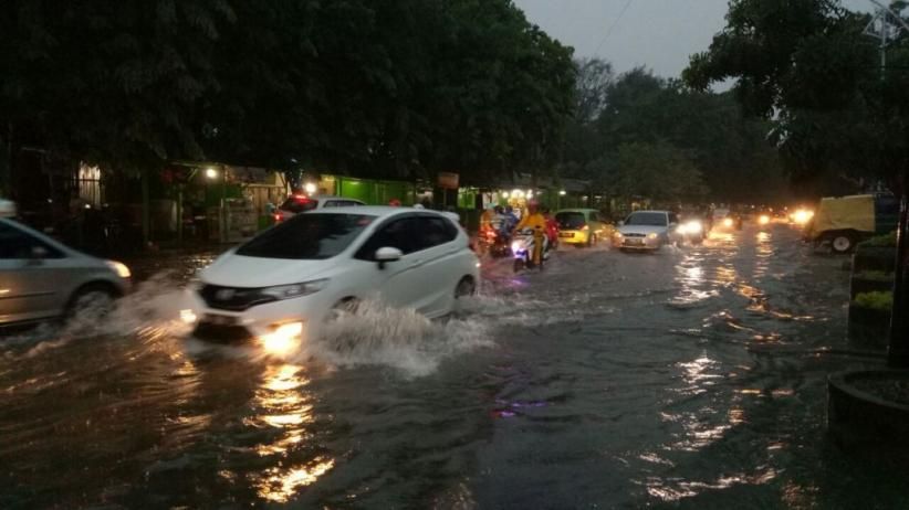 Perumahan Elite di Surabaya Terendam Banjir, Seorang Anak Tenggelam