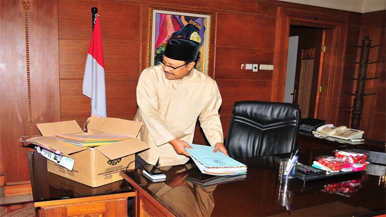 2 Pekan Jelang Lengser, Gus Ipul Kemasi Barang dan Pamitan ke Staf