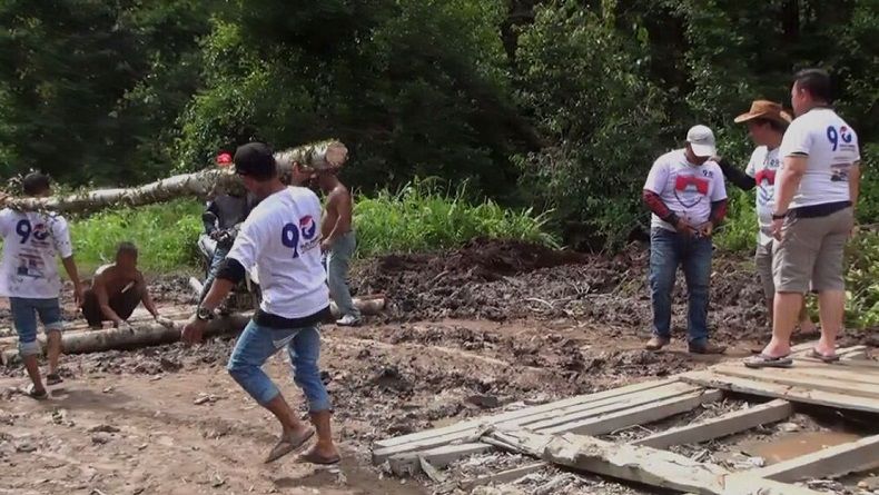 title Caleg Perindo dan Warga Perbaiki Jalan Poros yang Rusak di Kapuas Hulu Caleg Perindo dan Warga Perbaiki Jalan Poros yang Rusak di Kapuas Hulu