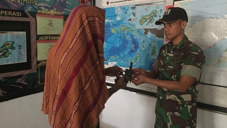 Warga Wakal Malteng Serahkan Senpi Organik ke Satgas Yonif 711/Rks