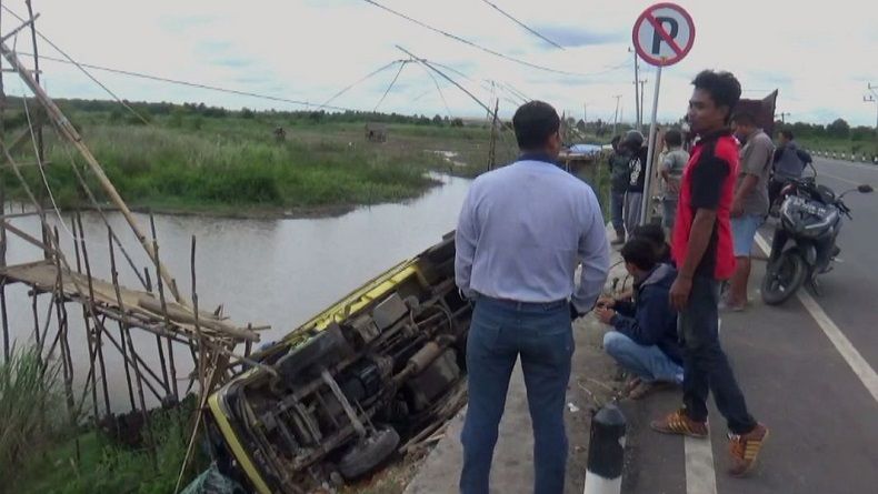 Kelebihan Muatan, Truk Pengangkut Batu Bara Terjun ke Sungai di Jambi