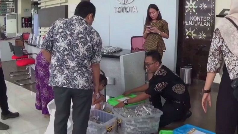 Beli Mobil Toyota Rush, Petani di Majalengka Bayar dengan Uang Koin