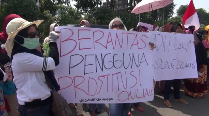 title Dukung Vanessa Angel, Ibu-Ibu Desak Polisi Adili Pria Hidung Belang Dukung Vanessa Angel, Ibu-Ibu Desak Polisi Adili Pria Hidung Belang