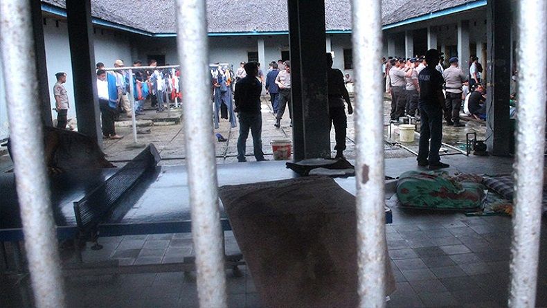 title Mengamuk, Puluhan Perempuan Penghuni Lapas Palangkaraya Bakar Kasur Mengamuk, Puluhan Perempuan Penghuni Lapas Palangkaraya Bakar Kasur
