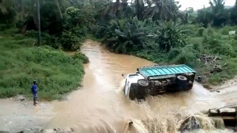 Truk Pengangkut Sawit Terbalik di Sungai, Pengemudi Kritis