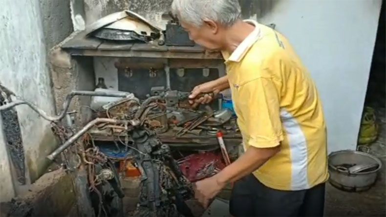 title Teror Pembakaran Kendaraan Kembali Terjadi di Semarang, 2 Motor Hangus Teror Pembakaran Kendaraan Kembali Terjadi di Semarang, 2 Motor Hangus