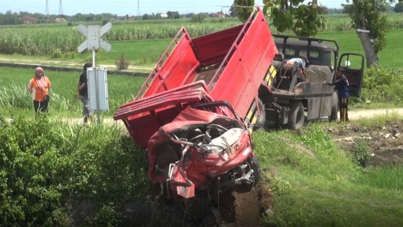 title Roda Tersangkut Rel, Truk Hancur Ditabrak KA Rapih Doho di Jombang Roda Tersangkut Rel, Truk Hancur Ditabrak KA Rapih Doho di Jombang