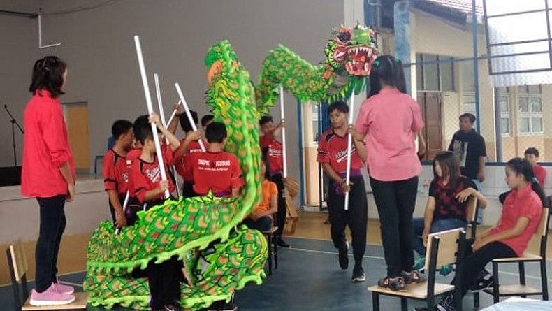 Unik, Peringatan Imlek di Kudus Diwarnai Teatrikal Naga Makan Koruptor