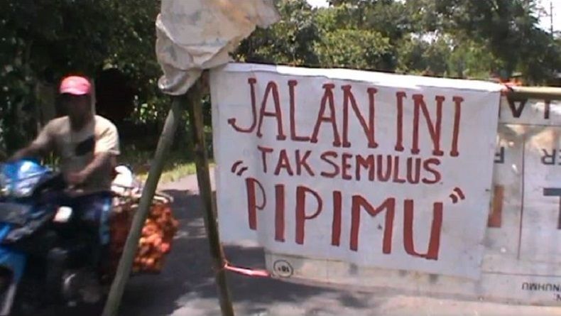Jalan Rusak, Warga Pasang Tong dan Pohon Pisang di Tengah Jalan