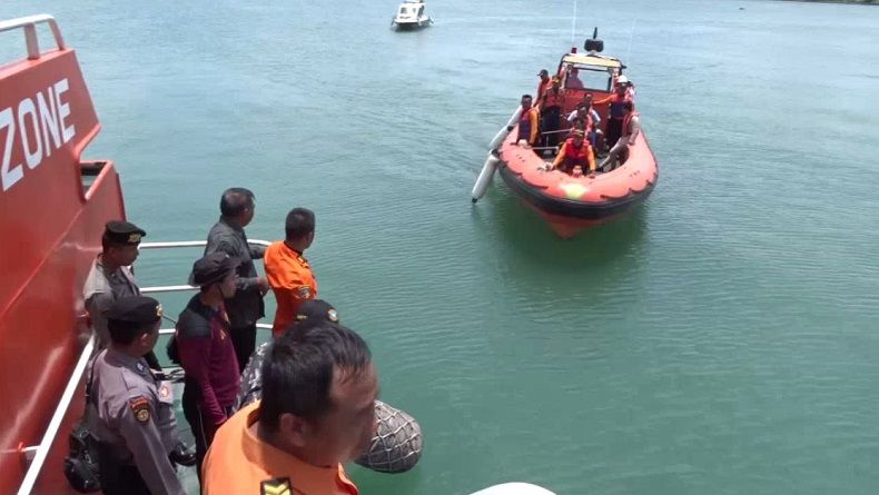 title Kapal Sri Mulyo Tenggelam, 10 ABK Terapung 10 Jam di Perairan Madura Kapal Sri Mulyo Tenggelam, 10 ABK Terapung 10 Jam di Perairan Madura