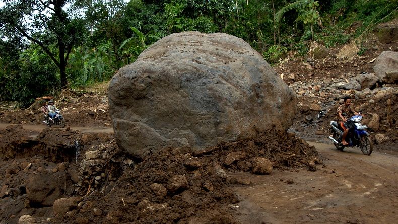 Jalan Meulaboh-Gempang Longsor 5 Meter, Pengguna Jalan Diminta Waspada