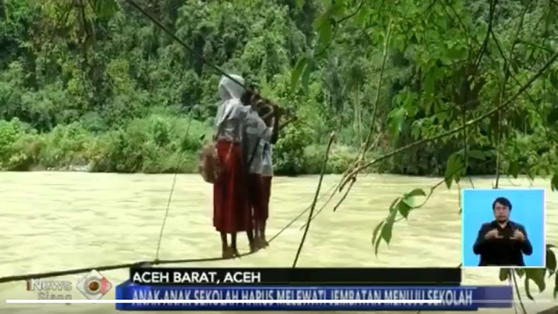 Warga 2 Desa di Aceh Barat Bertaruh Nyawa Lintasi Jembatan Tali