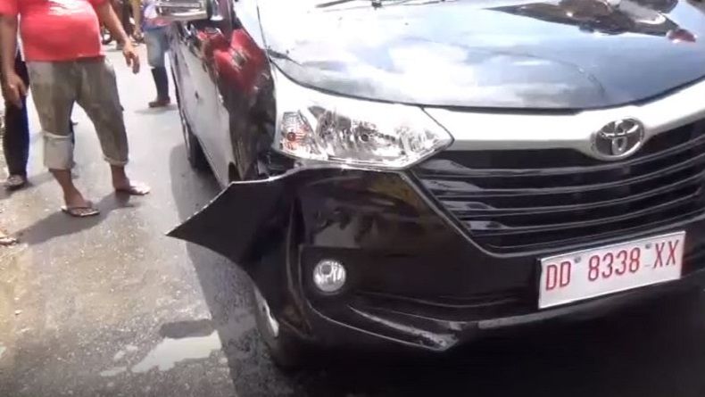 Tabrak Pagar Rumah Warga, Sopir Minibus Tewas secara Misterius