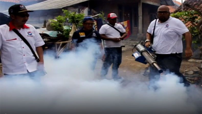 Cegah DBD, Caleg Perindo Ricky Margono Fogging Permukiman di Indramayu