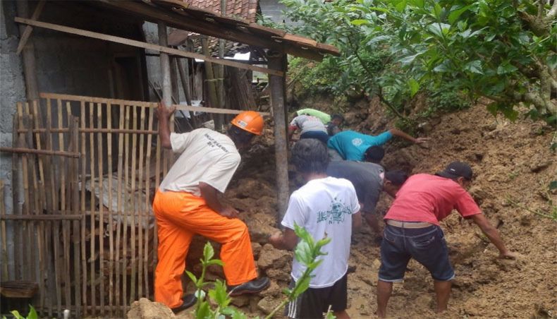 title Diguyur Hujan Deras Semalaman, Kulonprogo Dilanda Banjir dan Longsor Diguyur Hujan Deras Semalaman, Kulonprogo Dilanda Banjir dan Longsor