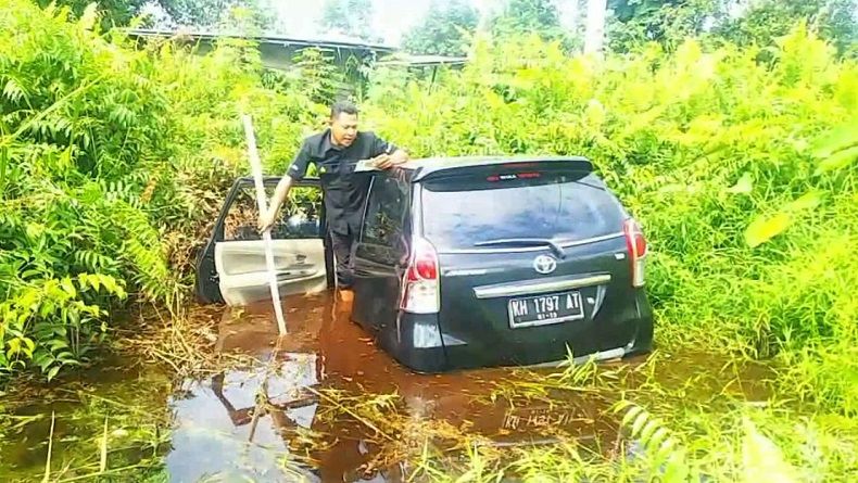 Mobil Masuk ke Parit di Palangkaraya, Sopir dan Penumpang Justru Kabur