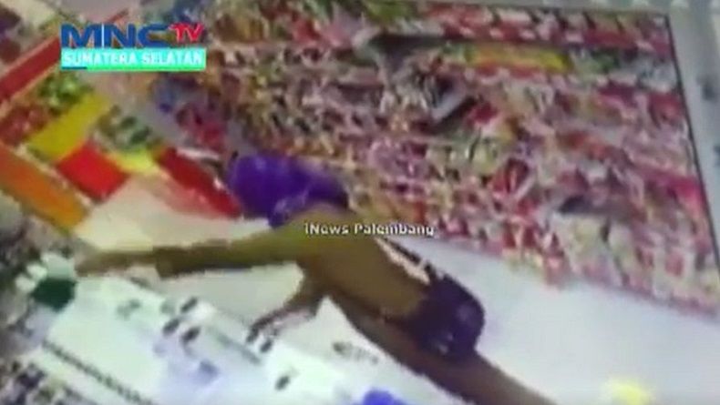 Terekam CCTV, Oknum PNS di Lahat Mengutil di Minimarket