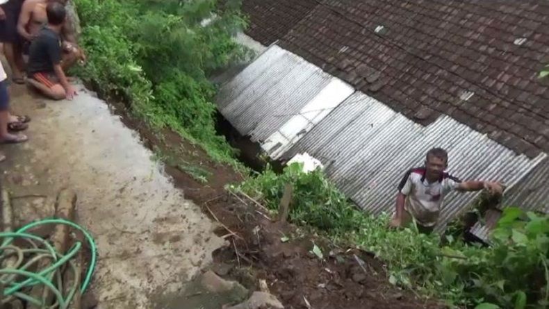 Longsor Landa Kawasan Perbukitan di Jember, Warga Panik Berhamburan