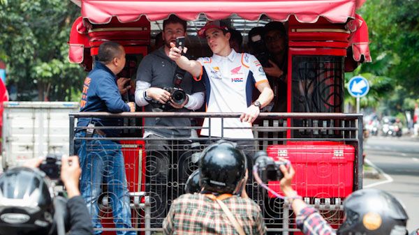 Pembalap MotoGP Marc Marquez Keliling Bandung Naik Bandros - Bagian 2