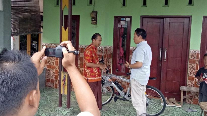 Nur Khalim, Guru Korban Persekusi Dapat Sepeda dari Anggota DPD RI