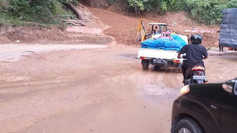 Diguyur Hujan Deras, Jalur Kuningan-Ciamis Lumpuh Tertutup Longsor